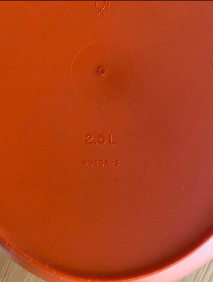 Tupperware / 2 Behälter 2,5 & 3,1 l / 5 Teile in Bad Oldesloe