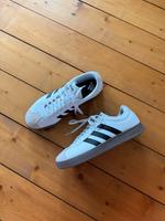 Neuwertig Adidas Schuhe Sneaker Originals 7 40,5 weiß Samba Court Nordrhein-Westfalen - Porta Westfalica Vorschau