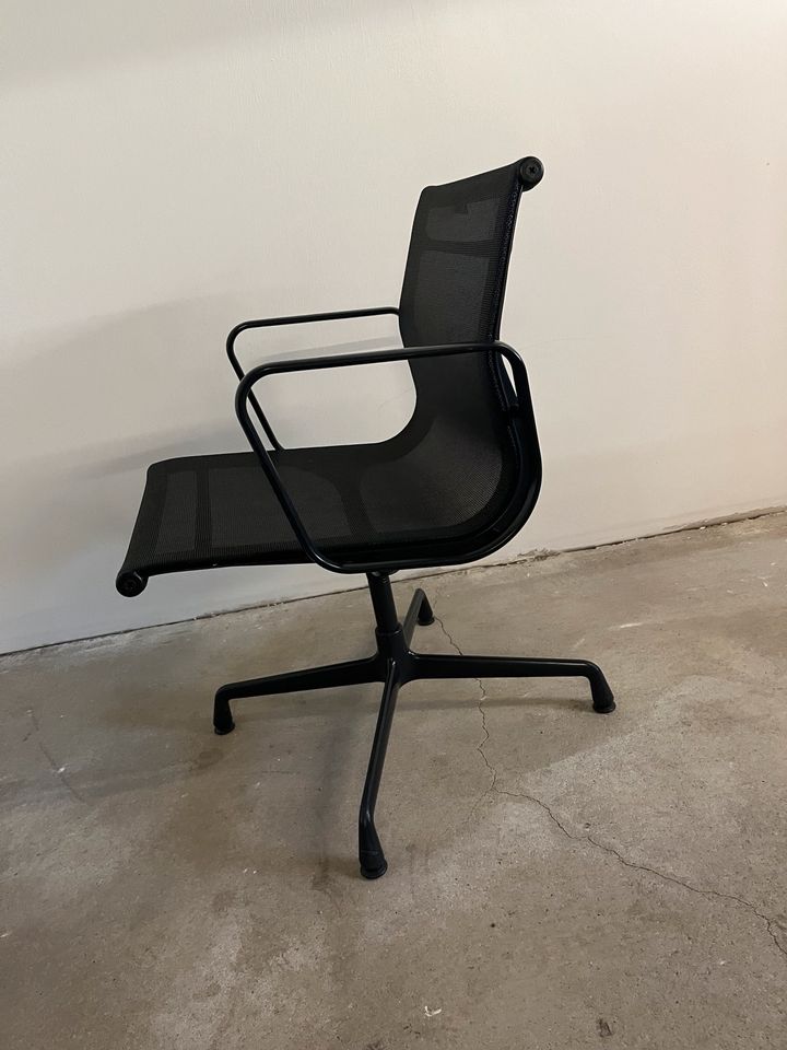 Vitra Charles & Ray Eames EA 108 Aluminium Stuhl Schwarz Netz in Hamburg