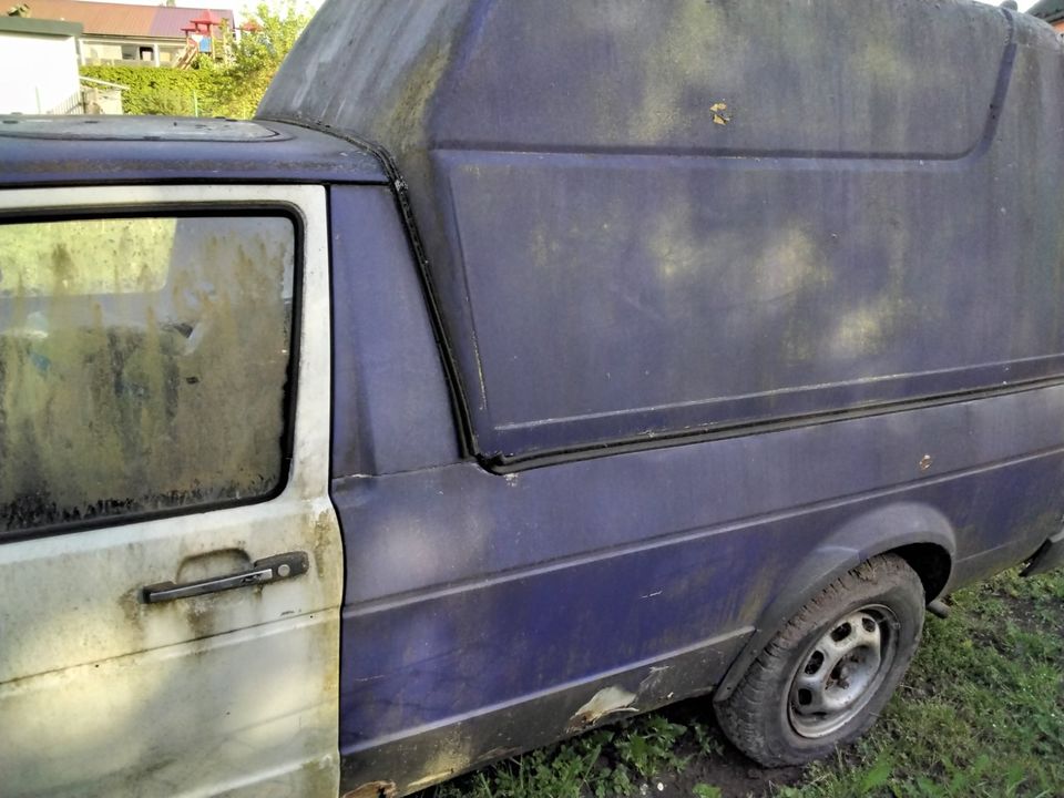 VW Caddy Karosse in Grabfeld