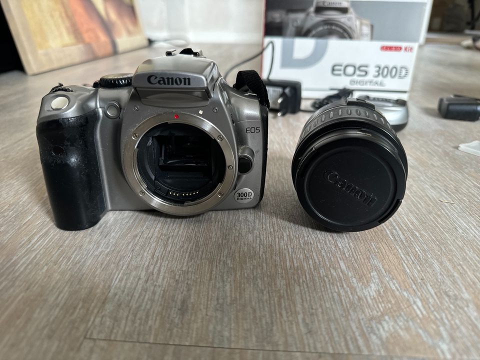 Canon EOS300D mit Objektiv und Zubehör in Köln