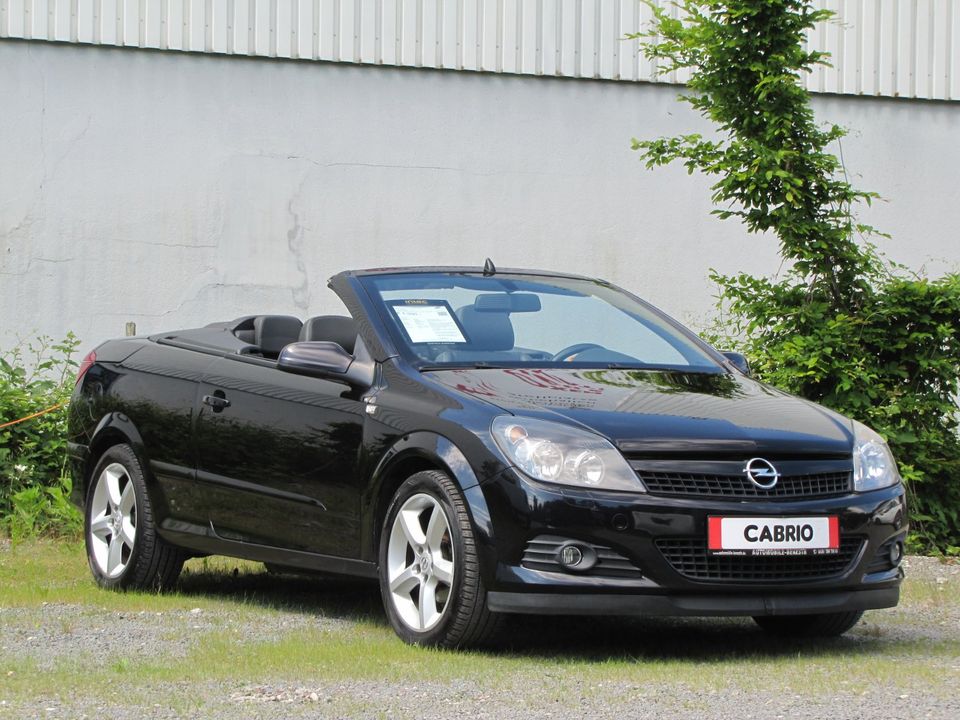 Opel Astra Cosmo1.8 °Leder° Sitzheizung° Einparkhilfe in Gelsenkirchen