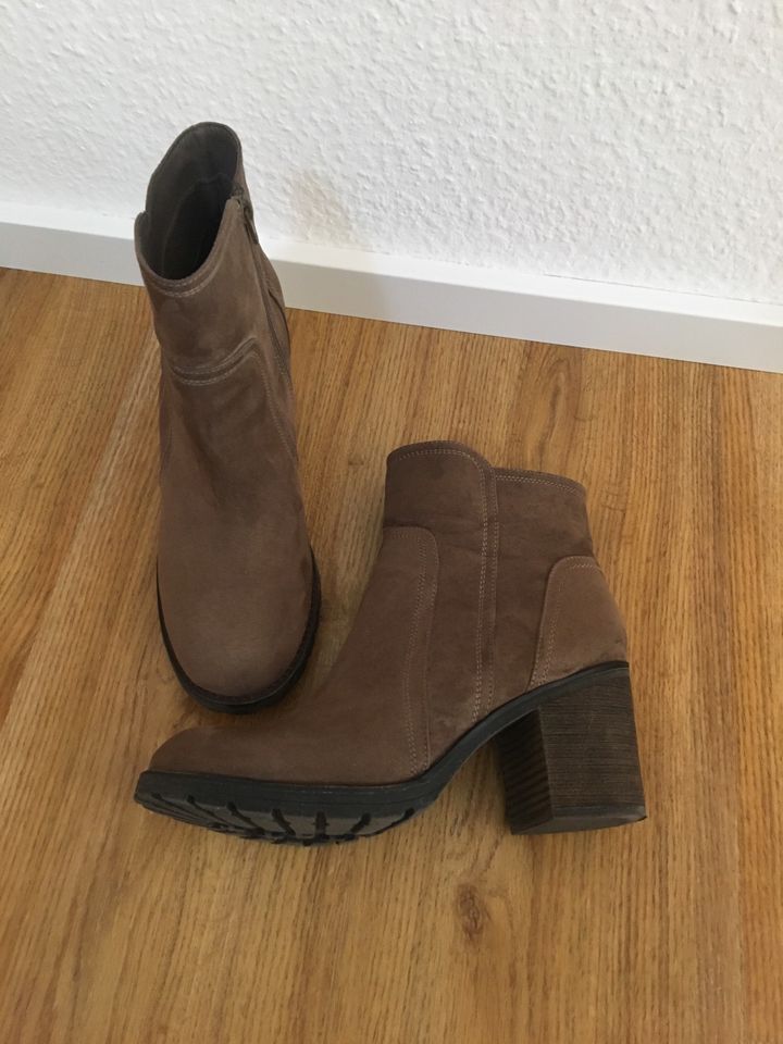 Braune Wildleder Boots/ Stiefeletten Gr. 42 mit 8cm Blockansatz in Suhl