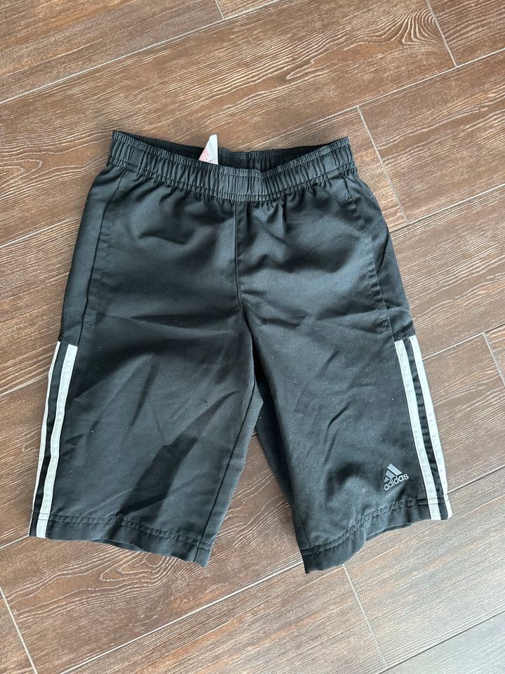 Adidas kurze Hose in Friedberg