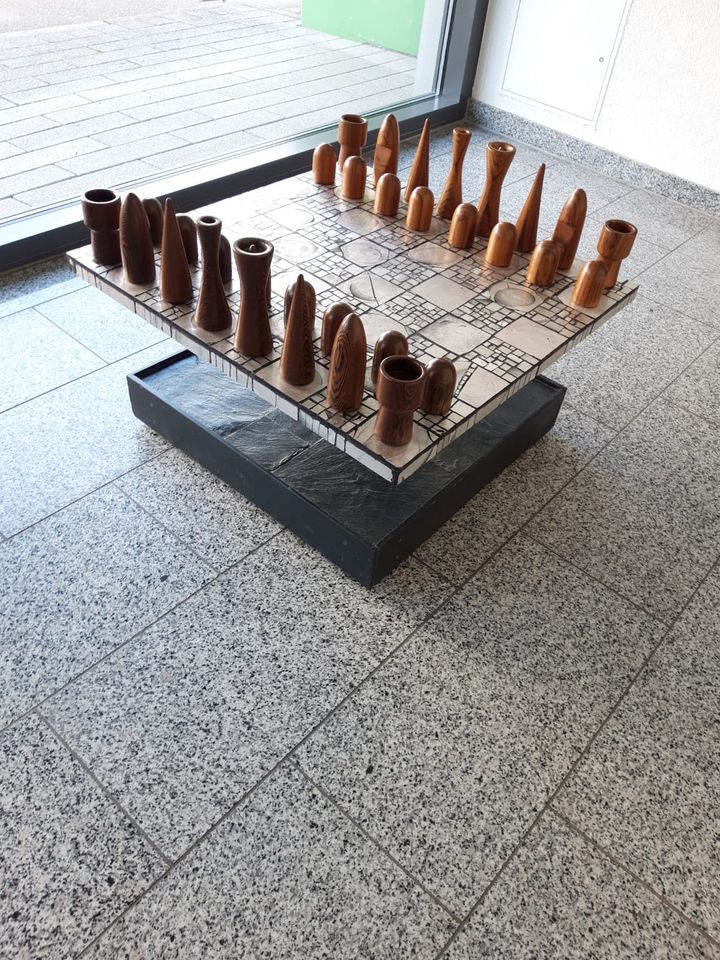 Schachspieltisch im Stil der 70/80 iger Jahre in Bad Honnef