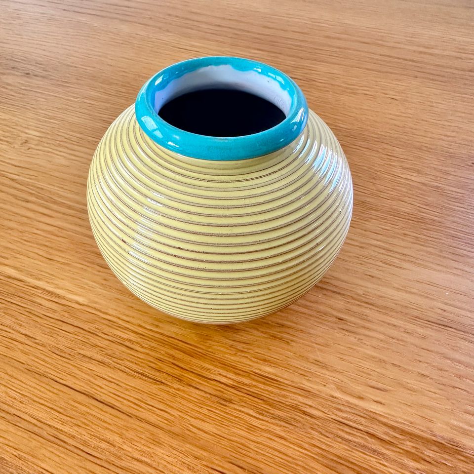 Kleine antike Vase Rillendekor 50er 60er gelb türkis getöpfert MD in Flörsheim am Main