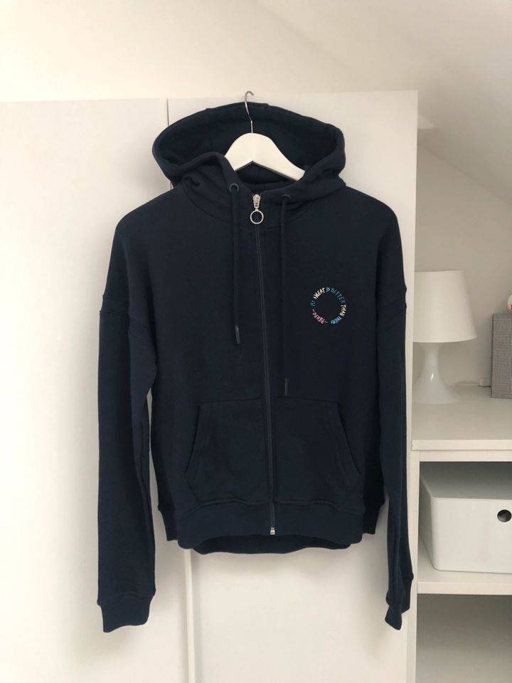 Derbe Hamburg Sweatjacke Kapuzenjacke dunkelblau Motiv XS/S neu in Oldendorf (Holstein)