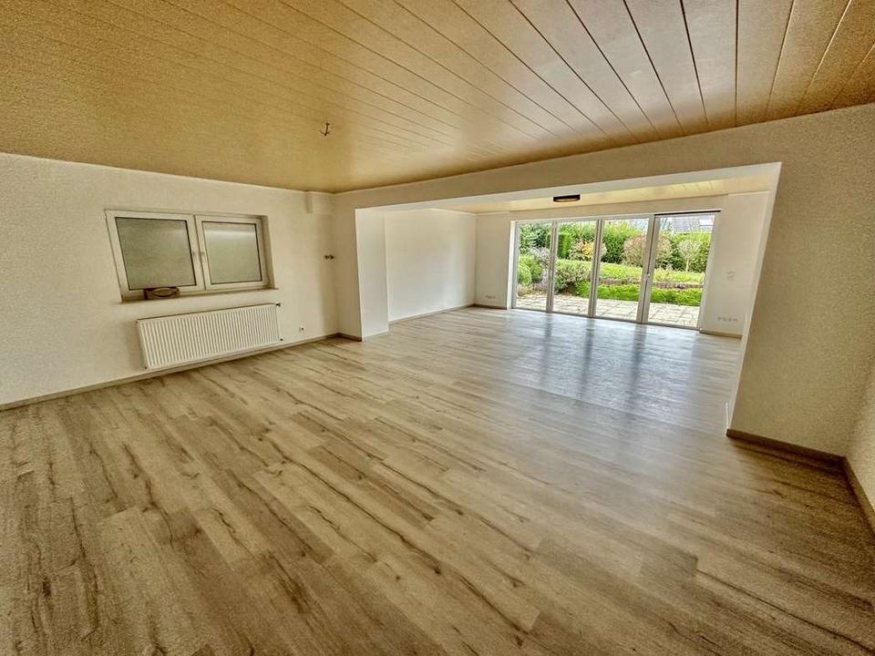 Großzügige 3-ZKB mit EBK, Stellplatz, separater  Eingang in Neu-Anspach