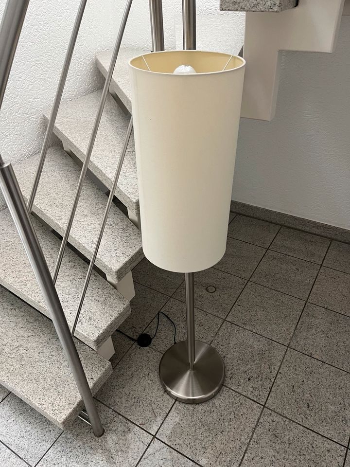 Cremefarbene Stehlampe mit silbernem Fuß in Oberhausen
