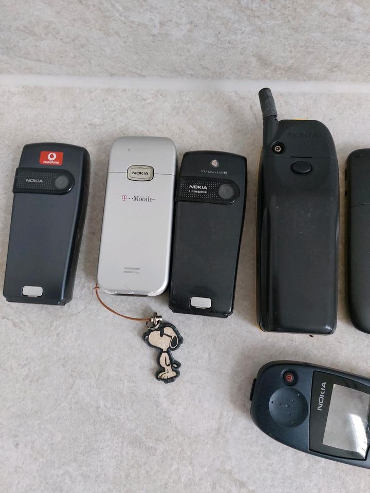 Konvolut alte Handys in Großkarlbach