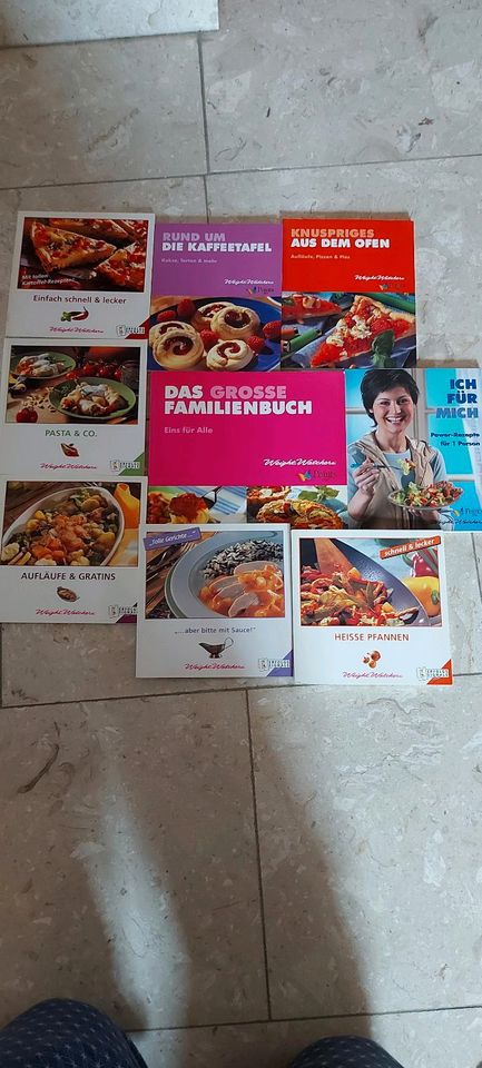 Kochbücher und Einkaufsführer von "Weight Watchers" in Haimhausen