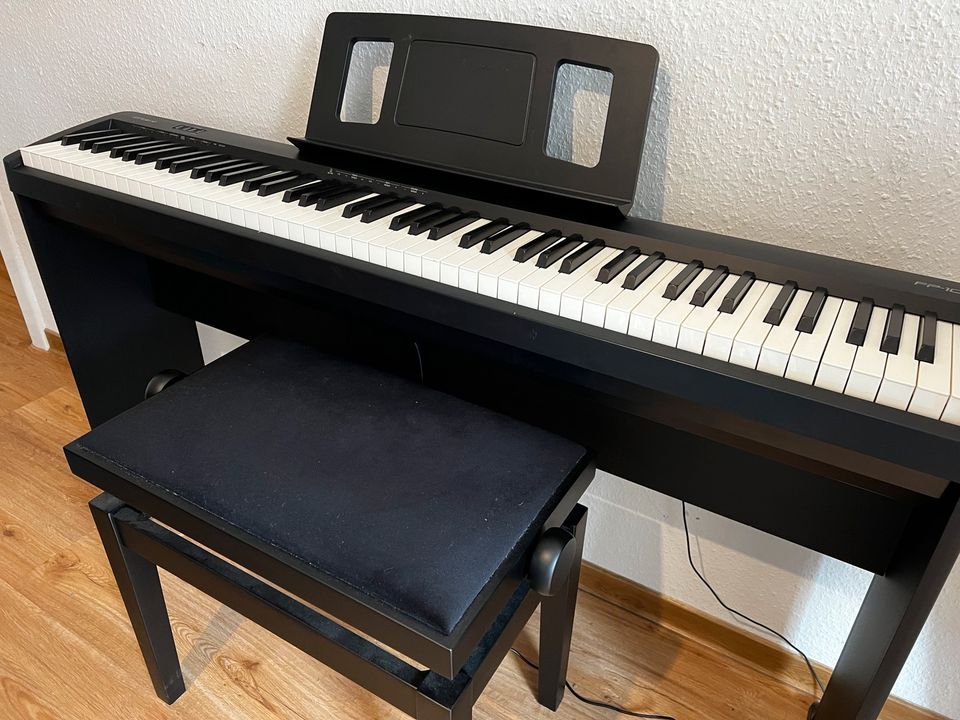 Roland fp 10 mit Hocker 220 Deluxe Bundle e-Piano Stagepiano in Lübeck