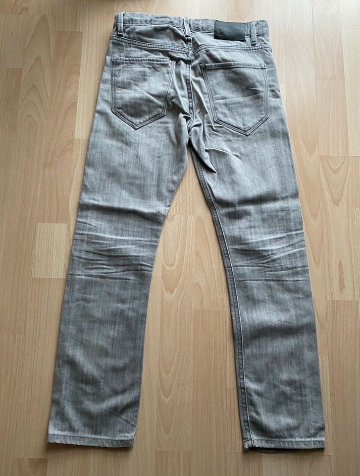 Jeans grau H&M Gr. 152 in Braunschweig