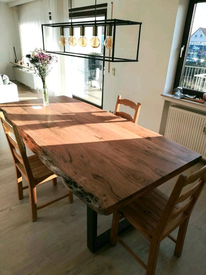 Neue Esstische 220×100 Akazie massiv Holz baumkante in Obernburg