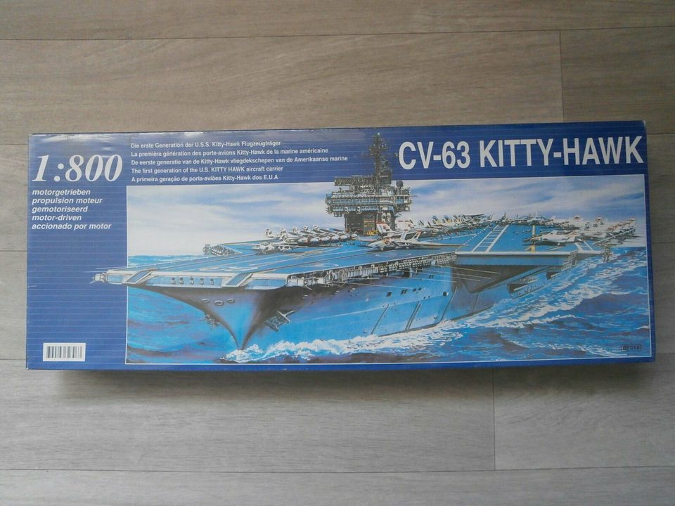 Flugzeugträger U.S.S. CV-63 Kitty Hawk (CV-63) 1:800 in Offenbach