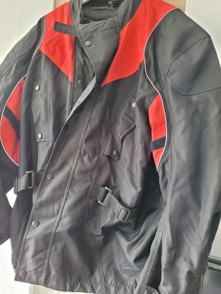 Motorradjacke Herrenmode schwarz rot in der gr 6XL in Heiligenhaus