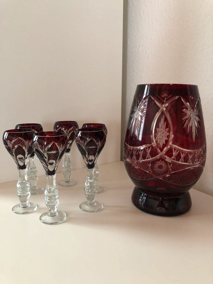 Vintage Set aus 6 Gläsern und Vase, Rubin rot in Esslingen