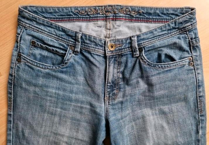 ESPRIT Jeans mit schönen Gesäßtaschen, Gr. 42 short in Kaiserslautern