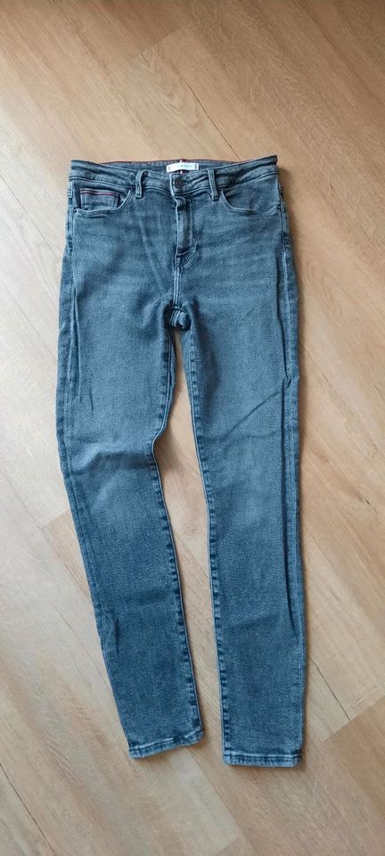 Graue Tommy Hilfiger Jeans in gr.29/32 in Dillingen (Saar)