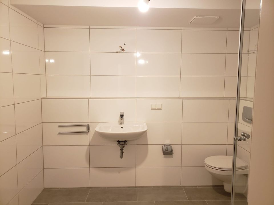 Ideal für Wohnen und Arbeiten: Helle neu renovierte 2,5-Zimmer-Souterrain-Wohnung in BS-Kanzlerfeld mit gr. Hobbyraum/Keller (50m²) in Braunschweig