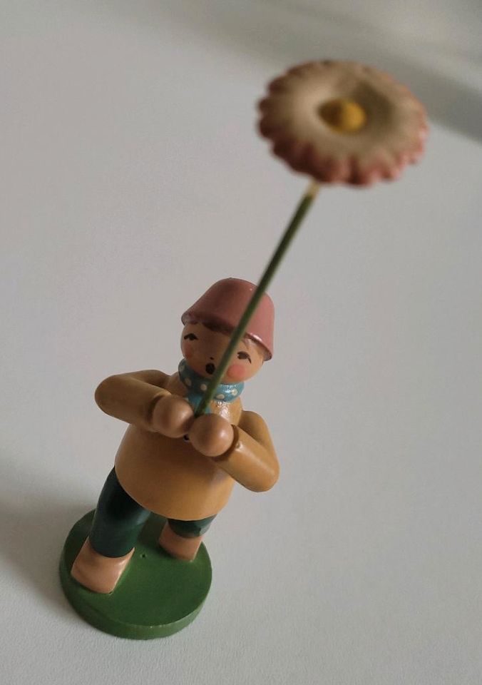 Erzgebirge Figur, Blumenkind, Junge mit Gänseblümchen in Hamburg