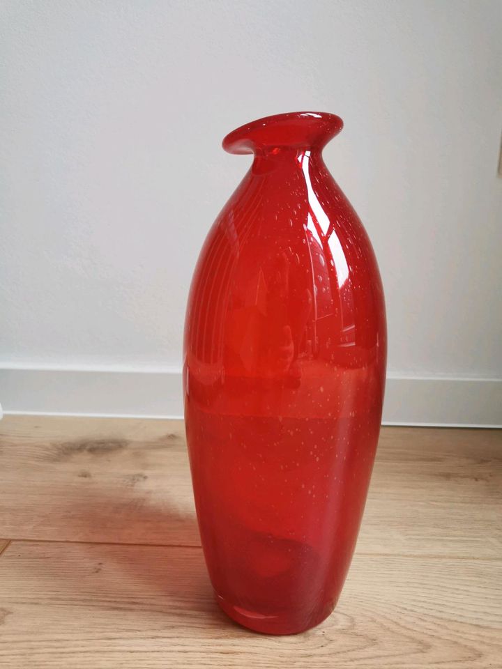 rote hohe Vase aus Glas, Handarbeit in Hasloh