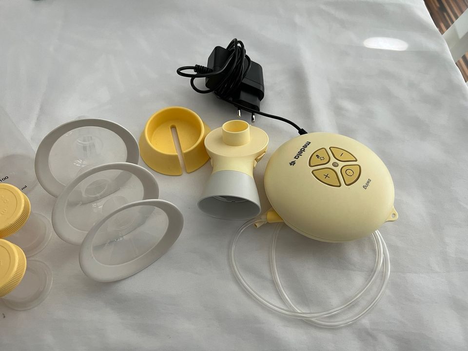 Elektronische Milchpumpe Medela Swing Flex + Zubehör Babyflaschen in Nidda
