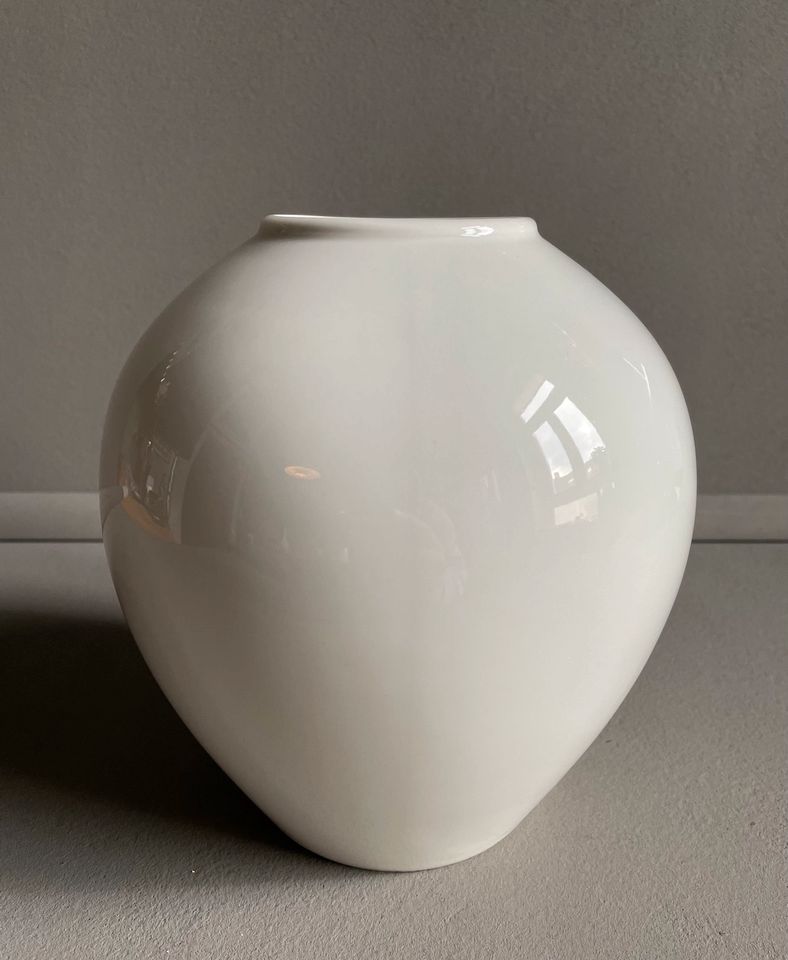 KPM Berlin Vase Eiform Höhe 16,0cm Porzellan weiß nach 1945 in Berlin