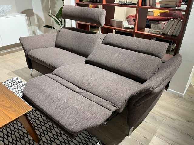 2 Sitzer Sofa Motorisch verstellbar Wall Away der Firma HIMOLLA in Korbach