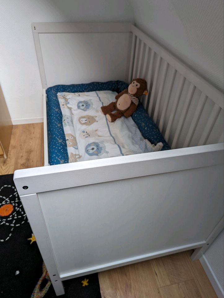 Babybett Sundvik Ikea 70x140cm mit ZUBEHÖR in Homburg