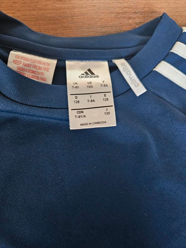 2 Trainingsshirts Adidas in Brechen