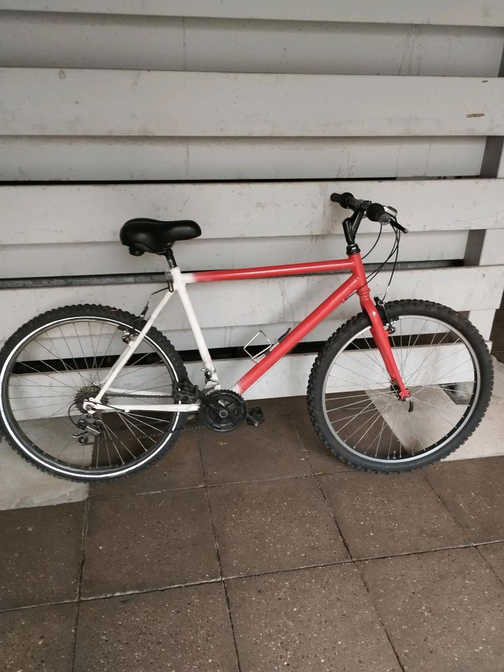 Rot Fahrrad in Menden