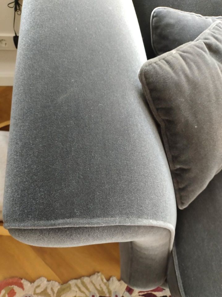Sofa 3 -Sitzer grauer Mohairsamt im engl. Stil in Berlin