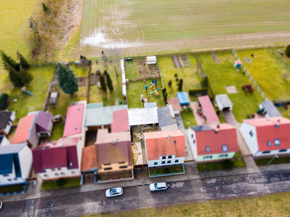 Voll möbliertes Einfamilienhaus mit Garten und Nebengelass in Petriroda