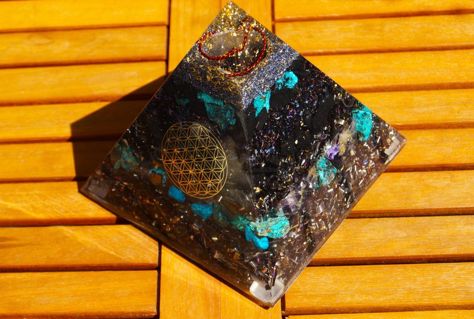 Orgonit Pyramide XL 15x15 cm Vishuddha Blume des Lebens Gold in Berlin