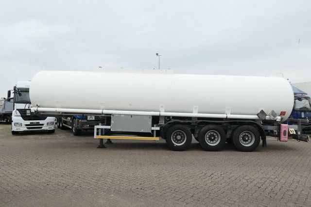 Kässbohrer STH 34/10-24/Tank 34.000 ltr./Unterbefüll./Pumpe in Sittensen