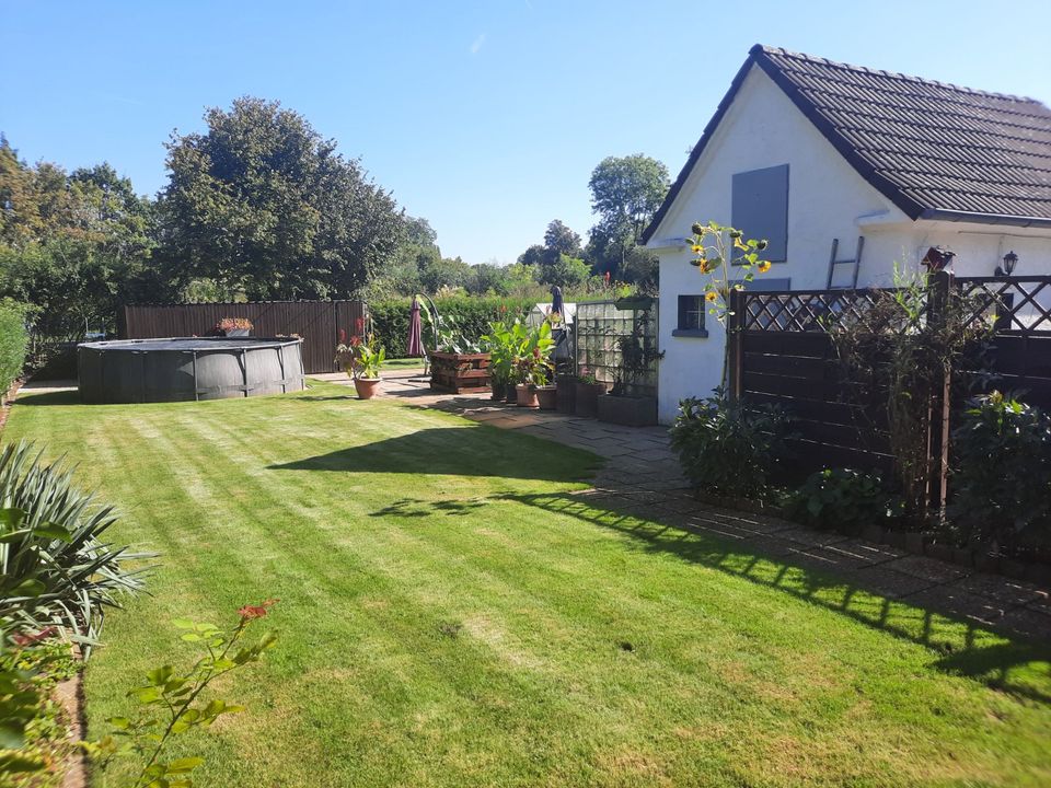 "Viel Platz zum Wohlfühlen!" Charmantes Einfamilienhaus mit moderner Einbauküche, Traumgarten, zwei Gartenterrassen, Gartenhaus, Außenpool, Teich und großem Carport in Herne