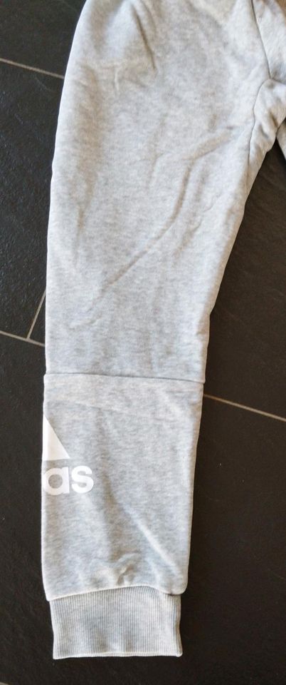 Adidas Trainingshose Jogging Sport Hose grau Größe 140 Neuwertig in Grettstadt