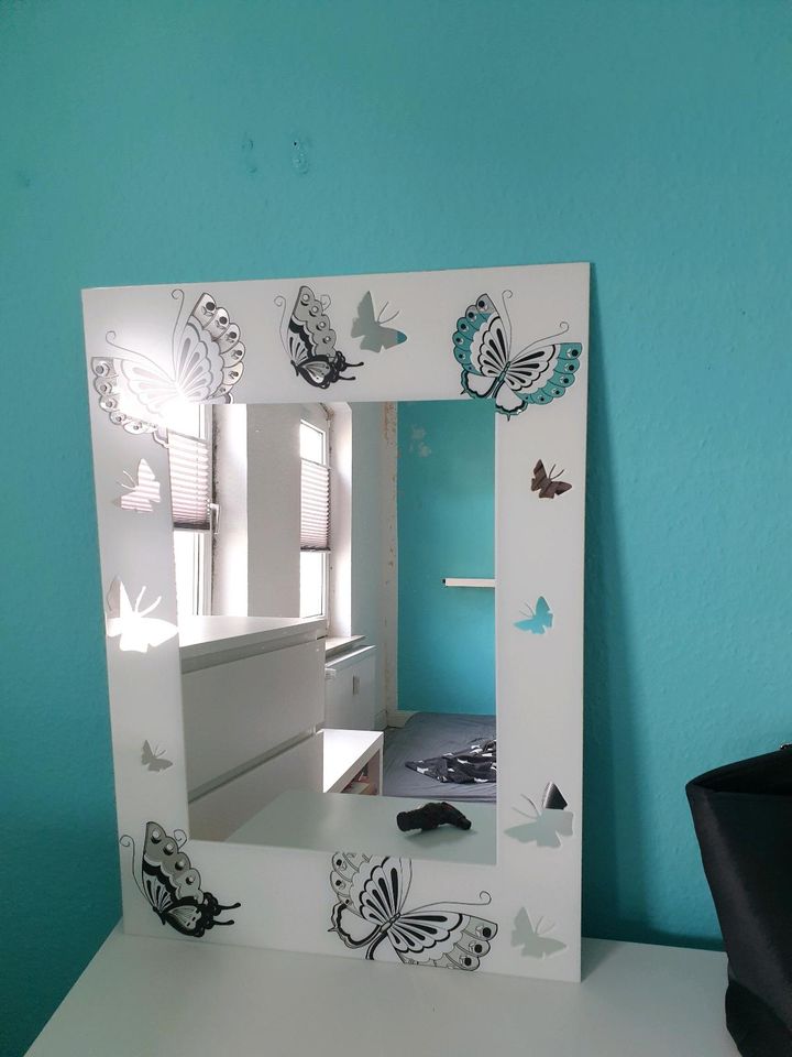 Spiegel mit Schmetterlingen in Hohenwestedt