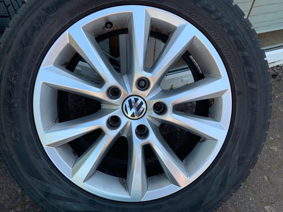 VW Touareg Winterreifen 255 55 18 pirelli in Jork