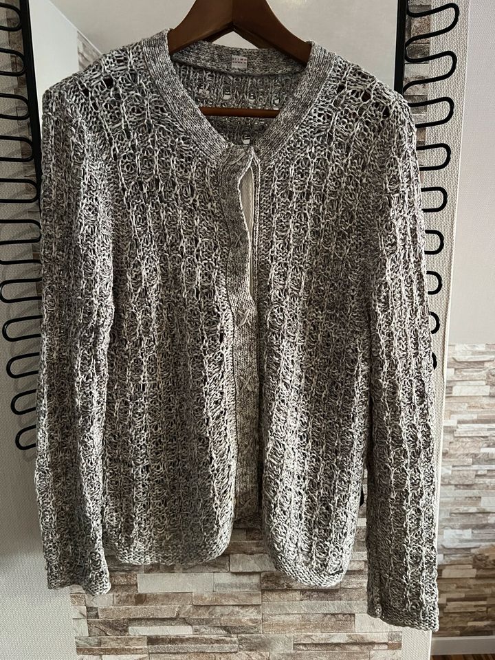 Strickjacke S.Oliver grau 44 in Büdelsdorf