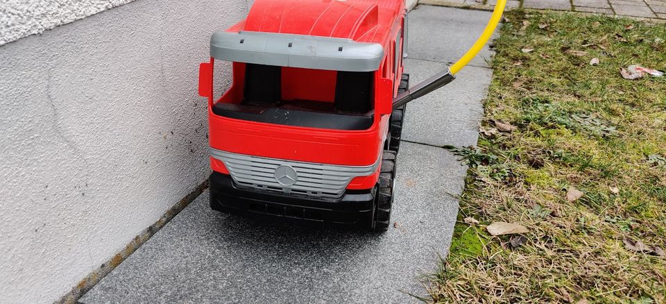 Mercedes Truck Feuerwehr Spielzeug Auto mit stabilen Metallachsen in Neuendettelsau