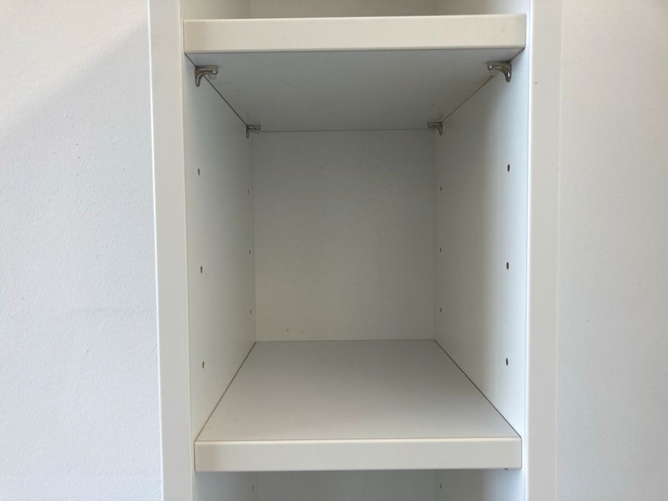 #A Bücherregal weiß Regal Hochschrank 202 cm Ikea Holz Wohnzimmer in Burgstädt