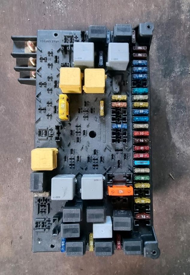 Mercedes ML W163 Sicherungskasten komplett in Pirmasens