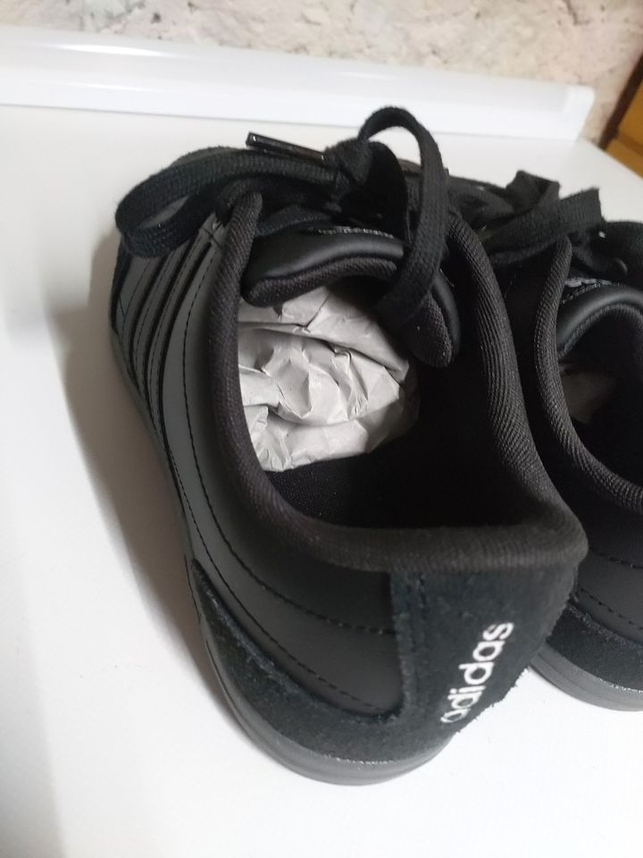 Adidas Sneaker Schuhe Schwarz 44 Neu in Ilmenau