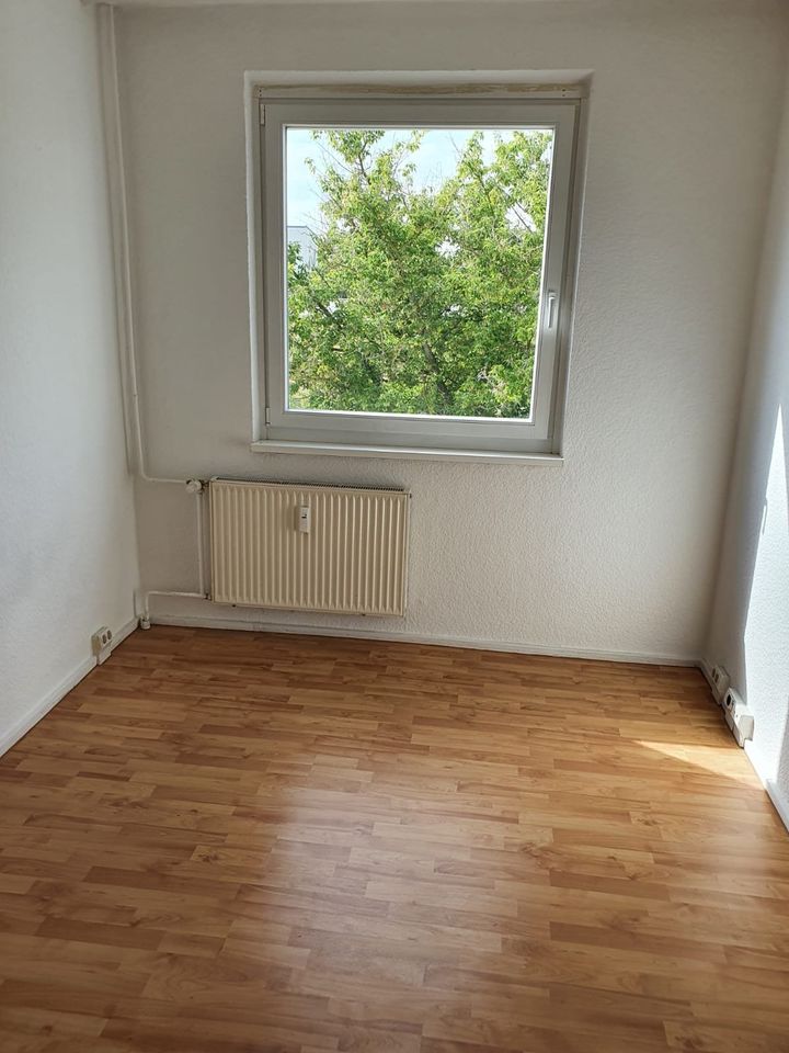 Schöne und günstige 7 Zimmer Wohnung mit Balkon!!! in Staßfurt