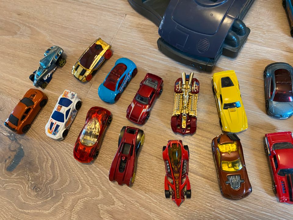 Hotwheels 27 Autos und 1 LKW - Garage als Zugabe in München