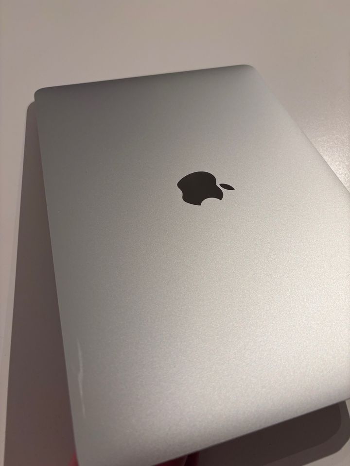 Apple MacBook Pro 13 Retina i5-7360U 8GB 256GB 13,3“ Silber in Duisburg