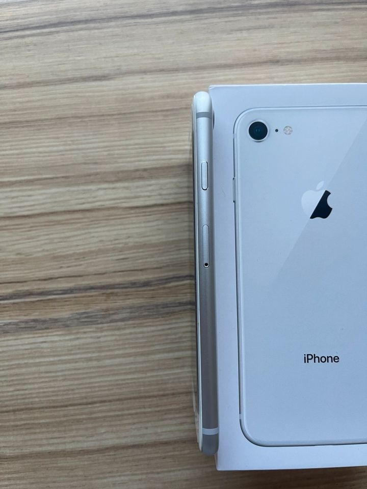 iPhone 8 64GB Weiß in Gäufelden