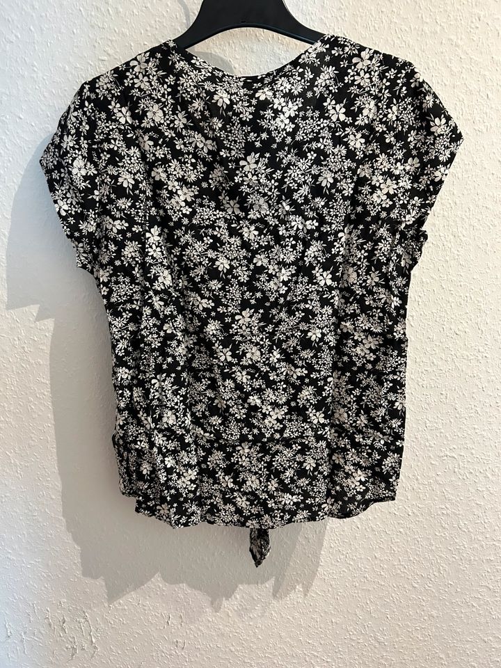 Sommerliche Florale Bluse Gr. 38 schwarz/weiß in Pulsnitz